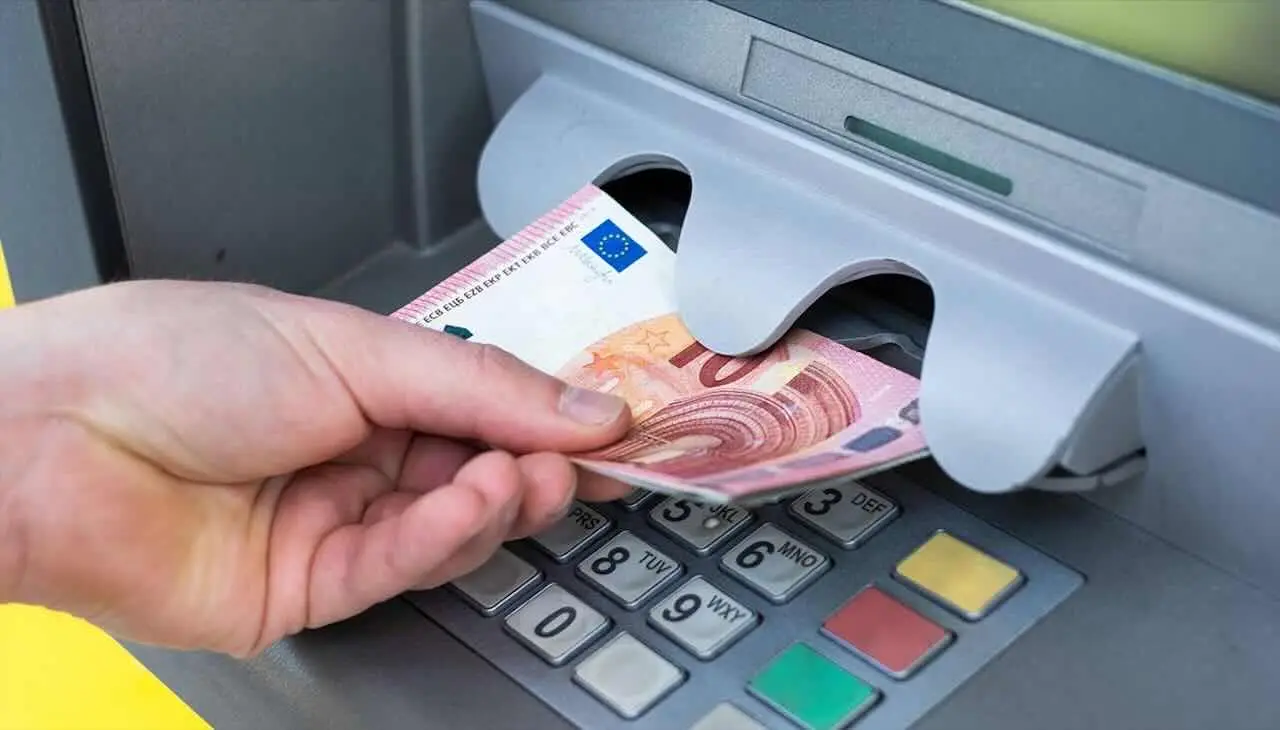 Come prelevare al bancomat evitando le commissioni nascoste e risparmiare subito Immagine selezionata