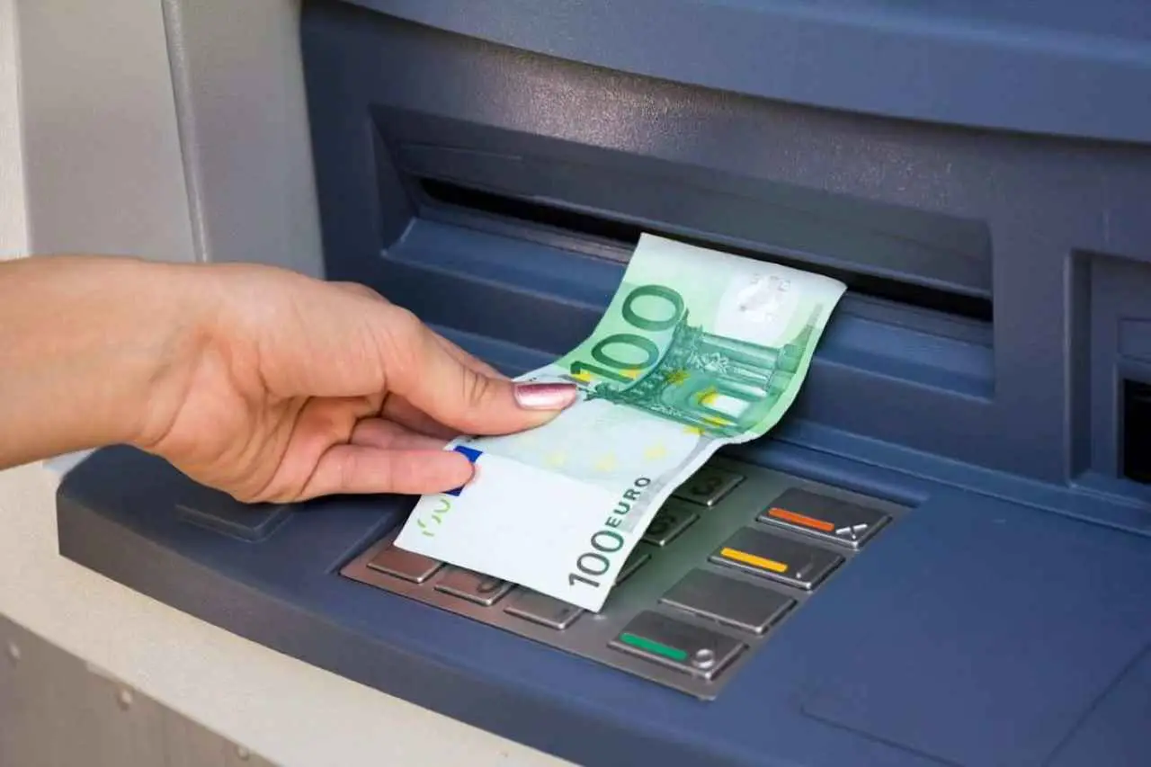 Come ottenere contanti senza usare il bancomat: il metodo alternativo che sta conquistando gli italiani
