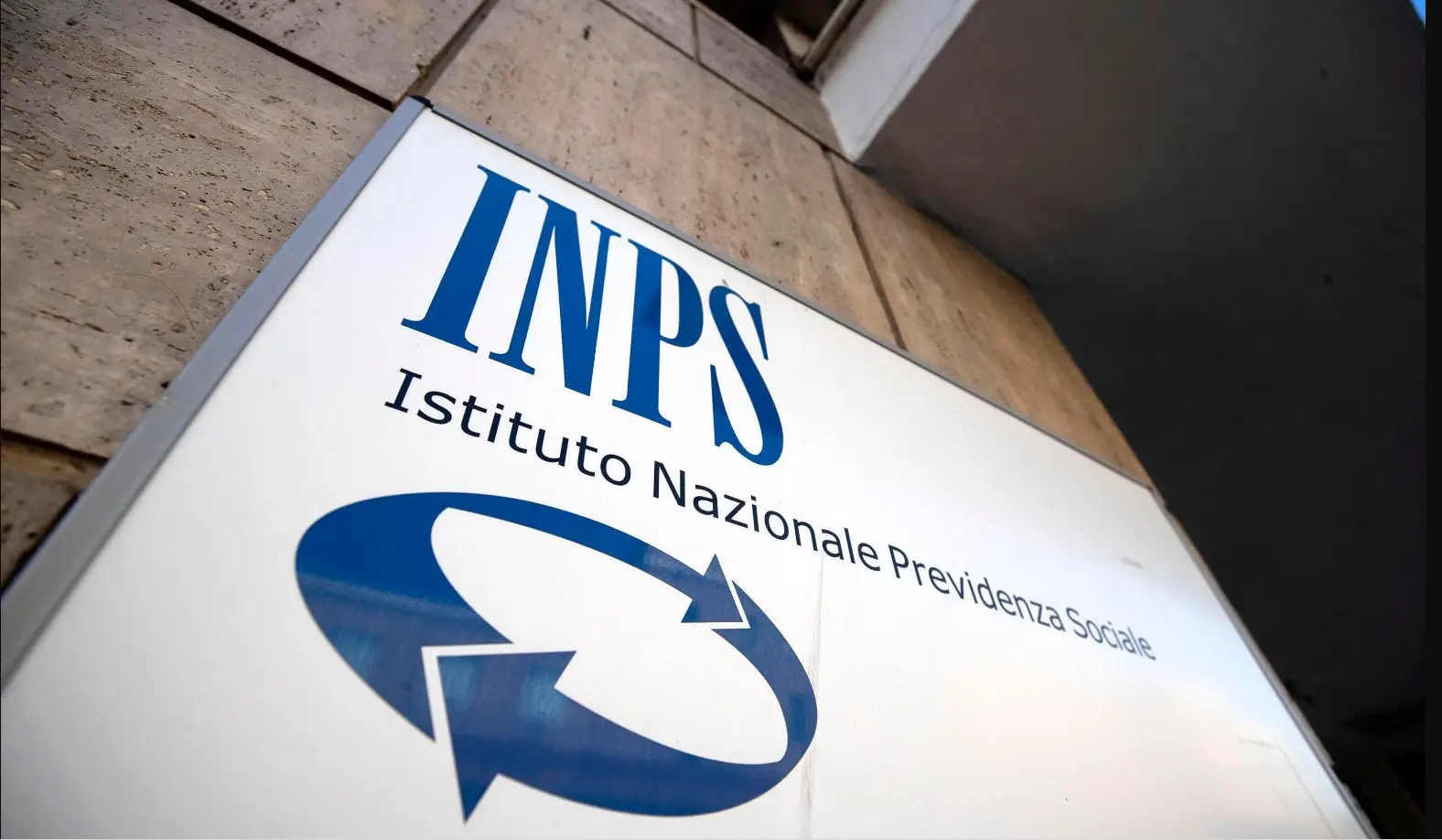 Invalidità civile: novità sui requisiti per l’accesso alle agevolazioni fiscali SC - Documento invalidità civile con timbro approvato